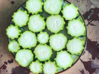 4、蒜蓉蒸丝瓜,摆放在盘中