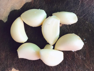 5、蒜蓉蒸丝瓜,大蒜去皮