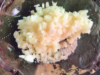 6、蒜蓉蒸丝瓜,切碎后放盐