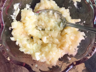 7、蒜蓉蒸丝瓜,拌匀