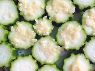 8、蒜蓉蒸丝瓜,涂抹在丝瓜上