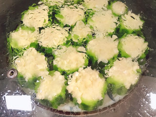 9、蒜蓉蒸丝瓜,放入蒸锅中蒸10分钟