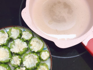 11、蒜蓉蒸丝瓜,锅烧热后放入玉米油