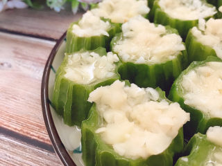 13、蒜蓉蒸丝瓜,大蒜被油烫得吱吱作响