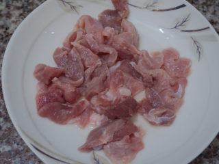 1、四季豆炒肉,准备好少许的瘦猪肉