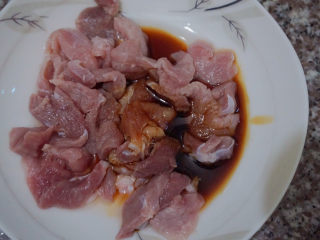 4、四季豆炒肉,加入少许生抽