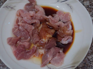 5、四季豆炒肉,再加入少许蚝油