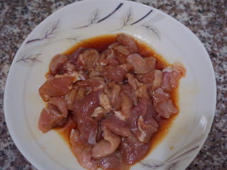 6、四季豆炒肉,搅拌均匀腌制15分钟