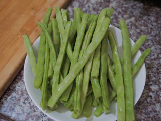9、四季豆炒肉,将四季豆的头尾去掉