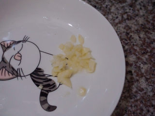 11、四季豆炒肉,准备好蒜泥