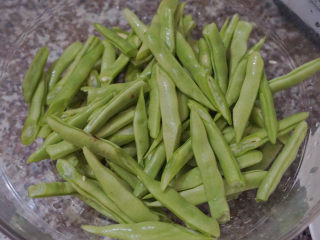 10、四季豆炒肉,再斜切成长条
