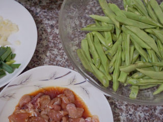 14、四季豆炒肉,这样材料都准备好啦
