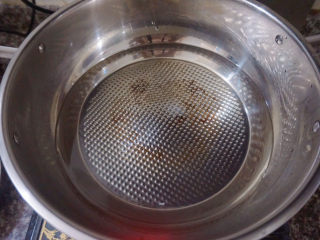 15、四季豆炒肉,锅内加入适量清水