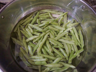 16、四季豆炒肉,倒入四季豆大火煮开