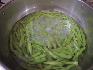 17、四季豆炒肉,煮至沸腾便将四季豆捞出