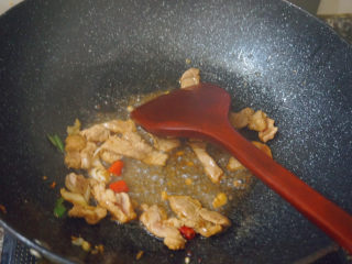 19、四季豆炒肉,锅内热油下锅,倒入蒜泥和红米椒翻炒肉片