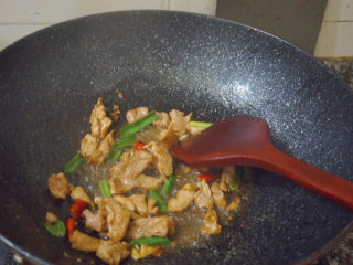 20、四季豆炒肉,加入蒜段拌味