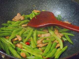 21、四季豆炒肉,然后倒入煮好的四季豆翻炒2分钟