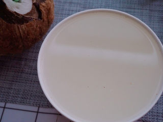 7、椰子炖鸡,这样一大碗椰汁就准备好啦