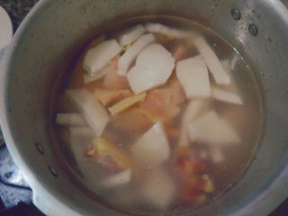 12、椰子炖鸡,将椰汁倒进去