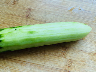 2、黄瓜凉拌金针菇,黄瓜洗净去皮