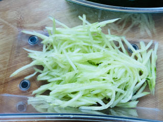 3、黄瓜凉拌金针菇,切丝