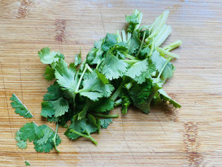 4、黄瓜凉拌金针菇,香菜洗净切小段