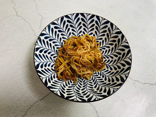 6、黄瓜凉拌金针菇,即食金针菇放入容器中