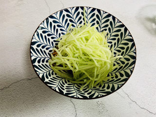 7、黄瓜凉拌金针菇,放入黄瓜丝