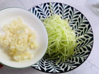 8、黄瓜凉拌金针菇,放入蒜末