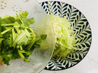 9、黄瓜凉拌金针菇,放入香菜