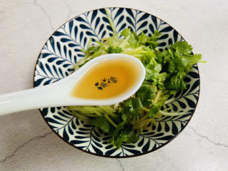 11、黄瓜凉拌金针菇,放入三勺香醋