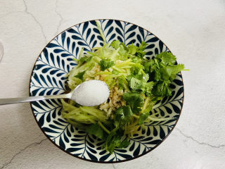 12、黄瓜凉拌金针菇,白糖