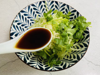 10、黄瓜凉拌金针菇,加入两勺生抽