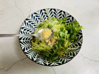 13、黄瓜凉拌金针菇,鸡精