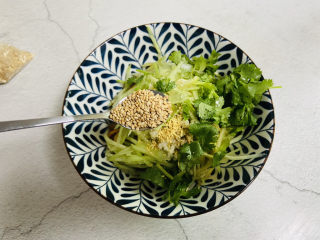 14、黄瓜凉拌金针菇,熟白芝麻和香油搅拌均匀