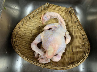 1、盐焗手撕鸡,三黄鸡收拾干净，去除内脏