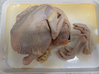 2、盐焗手撕鸡,放适量料酒腌十分钟