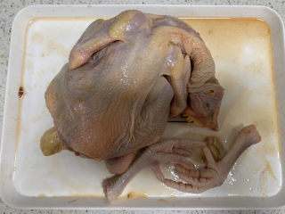 4、盐焗手撕鸡,放入适量盐焗粉，把鸡的内外都涂均匀，每个地方都按摩到位，腌半小时