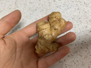 5、盐焗手撕鸡,沙姜一小块，切片