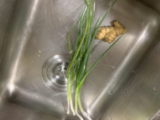 6、盐焗手撕鸡,小葱切段