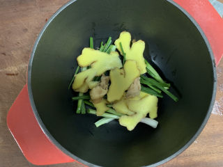 7、盐焗手撕鸡,这个三黄鸡很小，用小铸铁锅就可以了，锅底铺上姜片和葱，放一点油