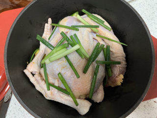 8、盐焗手撕鸡,鸡放进去，表面再撒一点葱