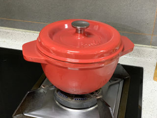 9、盐焗手撕鸡,盖上锅盖，中小火约10分钟后翻面，再次盖上锅盖10分钟