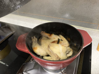 10、盐焗手撕鸡,用筷子从肉最厚的地方插下去，能轻松穿过就熟透了