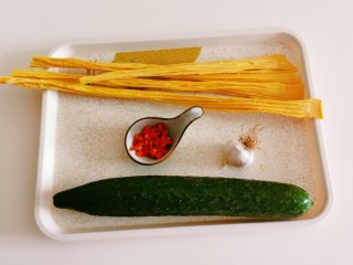 1、黄瓜拌腐竹,食材准备好。