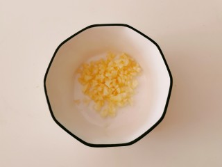 2、黄瓜拌腐竹,蒜切碎。