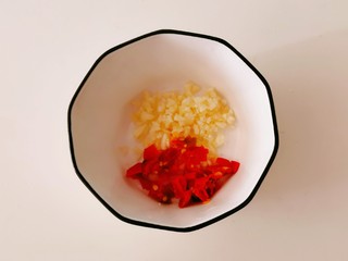 3、黄瓜拌腐竹,剁椒和蒜碎一起放入碗中。