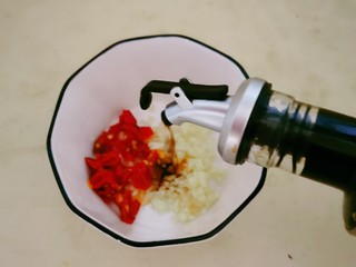 4、黄瓜拌腐竹,倒入酱油