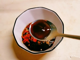 6、黄瓜拌腐竹,放入蚝油。